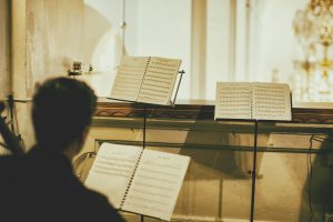 oprawa muzyczna ślubu w Krakowie: skrzypek i wiolonczelista grają na ślubie Arię na strunie G Jana Sebastiana Bacha