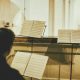 oprawa muzyczna ślubu w Krakowie: skrzypek i wiolonczelista grają na ślubie Arię na strunie G Jana Sebastiana Bacha