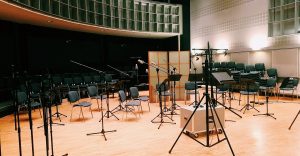 mikrofony przygotowane do nagrania muzyki filmowej i serialowej w Radiu Kraków