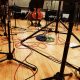 wiolonczela, kable i pulpity - drewniane instrumenty na drewnianej podłodze - przygotowania do nagrania krążka CD w Radiu Kraków