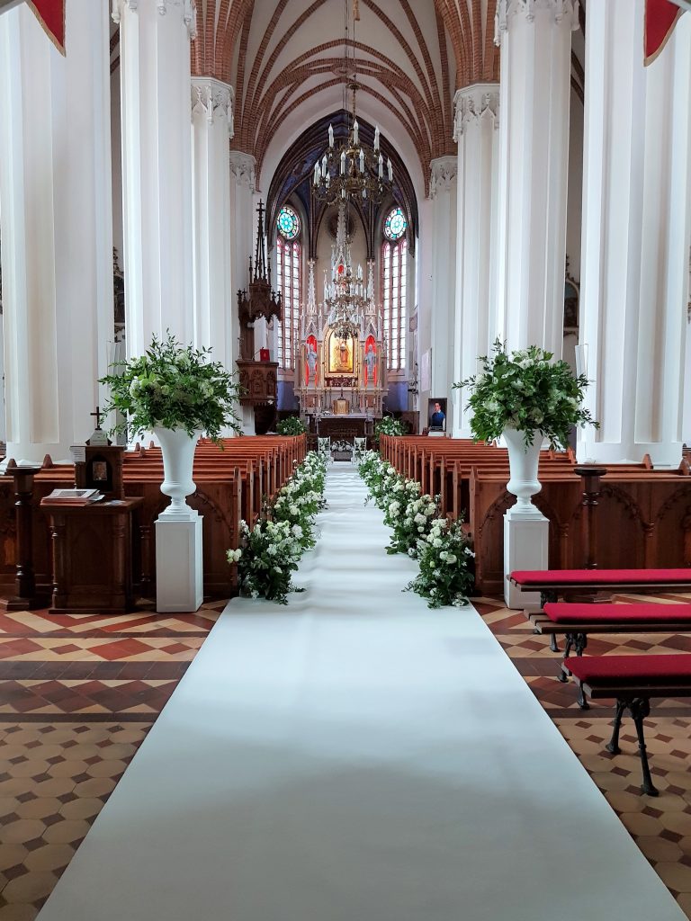 Przystrojone wnętrze kościoła - Dobry Kwartet smyczkowy na ślub - oprawa wesel w Krakowie i Warszawie